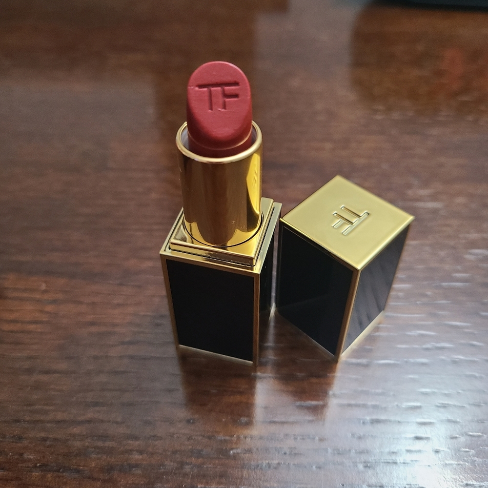 Tom Ford lipstick Scarlet Rouge - cool red